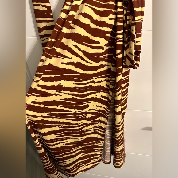 H&M size medium animal print dress with belt - Picture 3 of 4